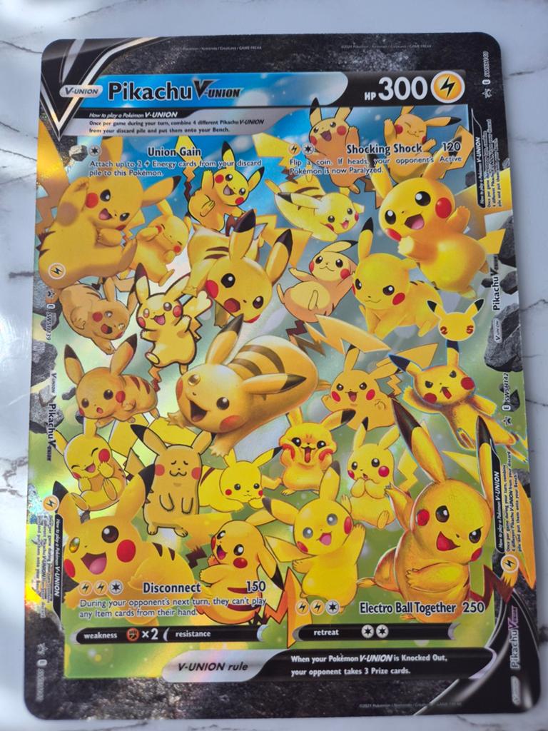 Pikachu V-UNION jumbo Pokémon Kaart - Zo goed als nieuw, Hobby en Vrije tijd, Verzamelkaartspellen | Pokémon, Verzenden, Zo goed als nieuw