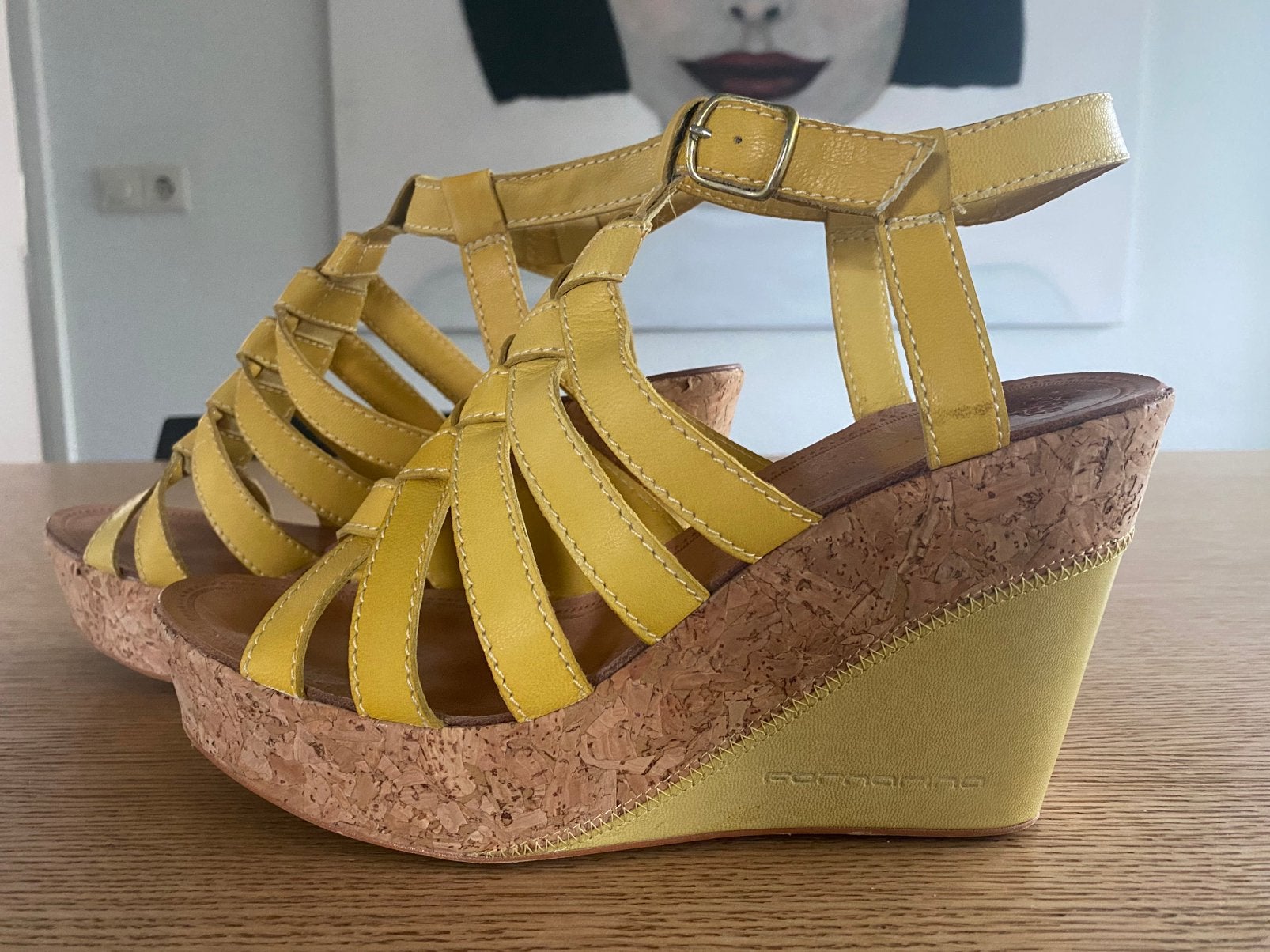 Prachtige open schoenen Fornarina 40, Kleding | Dames, Ophalen of Verzenden, Zo goed als nieuw, Geel, Sandalen of Muiltjes