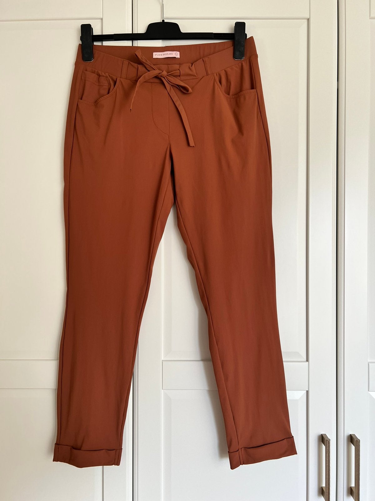 Studio anneloes mila broek L cognac travelstof, Bruin, Maat 42/44 (L), Ophalen of Verzenden, Zo goed als nieuw