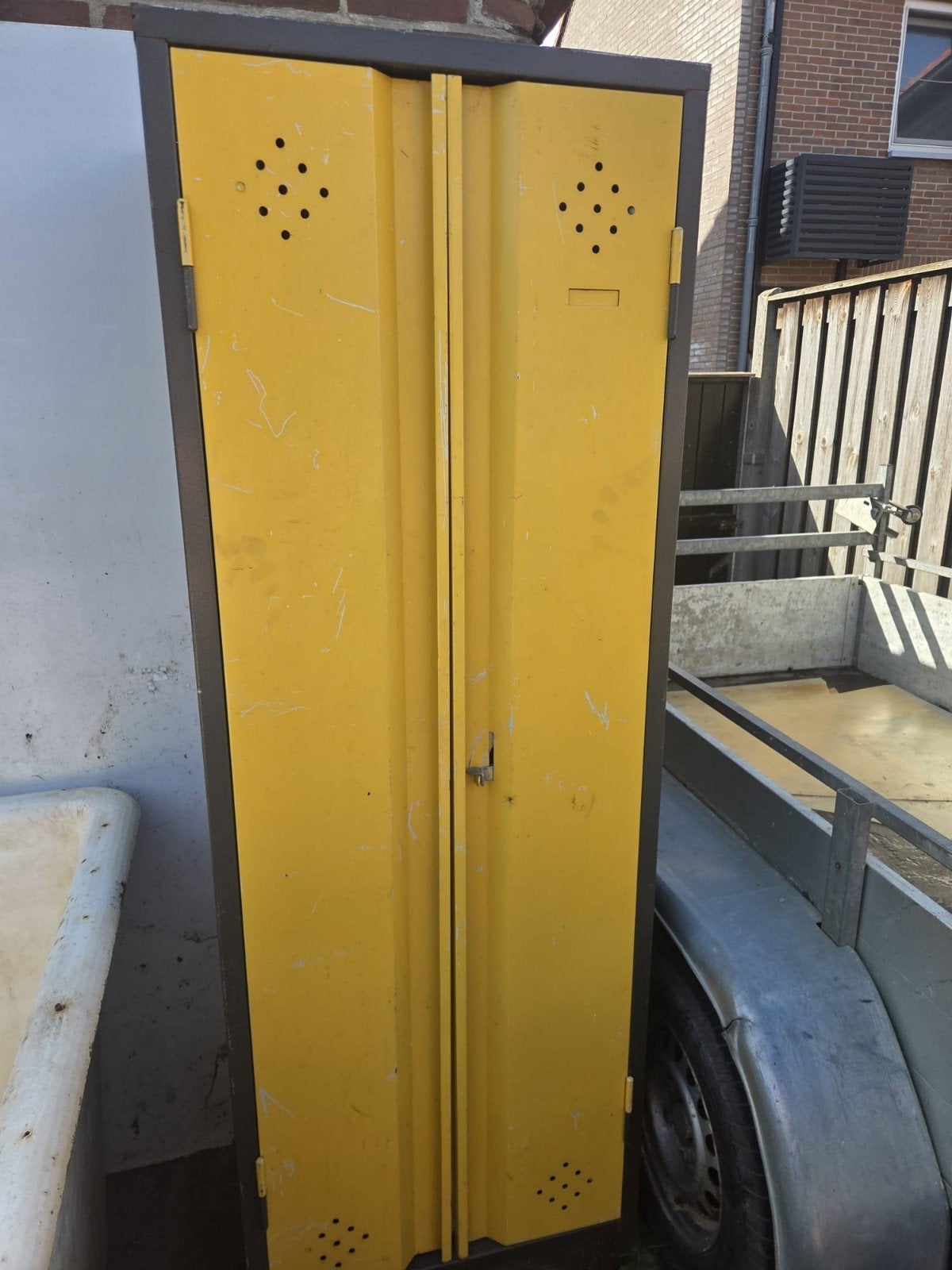 Gele metalen locker met twee deuren, Huis en Inrichting, Kasten | Lockerkasten, Ophalen, Gebruikt, Industrieel