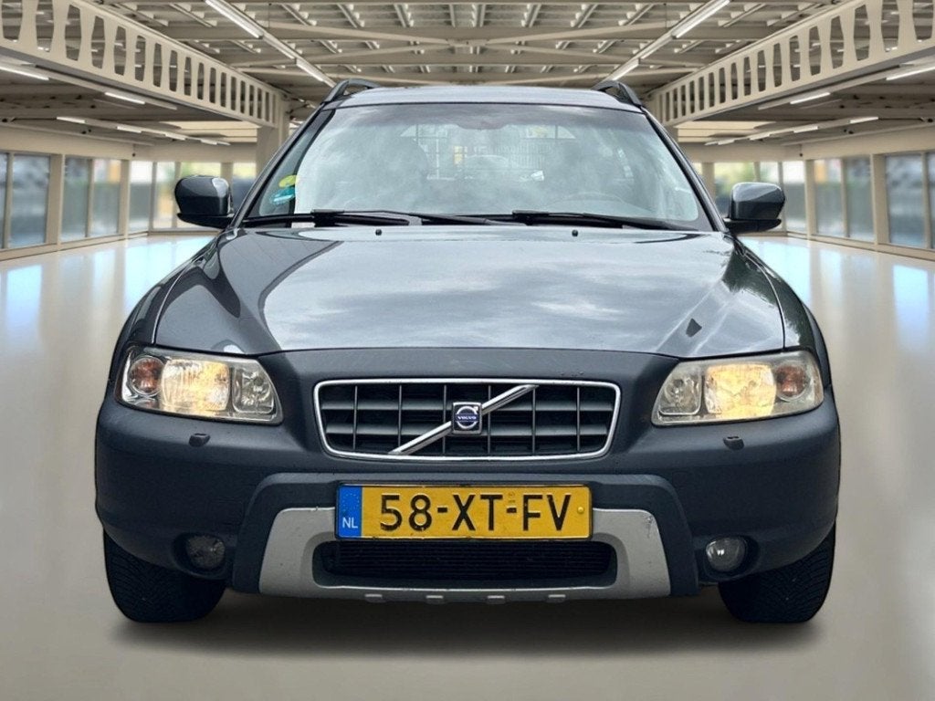 Volvo XC70 2.5 T Momentum dealer onderhouden, leder interieu, Automaat, Stoelverwarming, Zwart, XC70