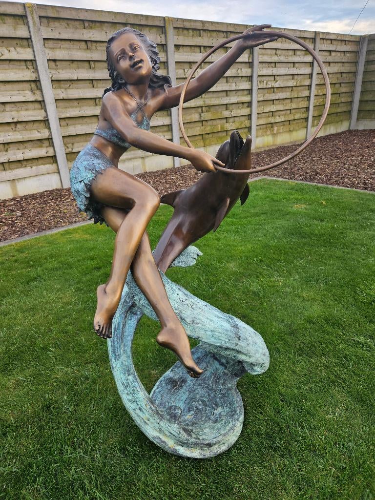 BRONZEN MEISJE MET DOLFIJN KOOPJE NU 1650 IPV 2475 LAATSTE!, Tuin en Terras, Tuinbeelden, Ophalen of Verzenden, Nieuw, Overige materialen