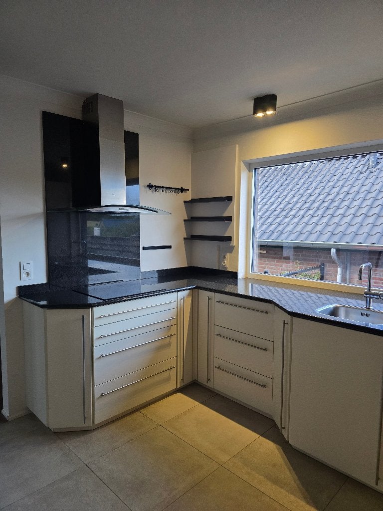 Moderne hoekkeuken met granieten blad en inbouwapparatuur, Huis en Inrichting, Ophalen, Gebruikt, Wit, Hoekkeuken