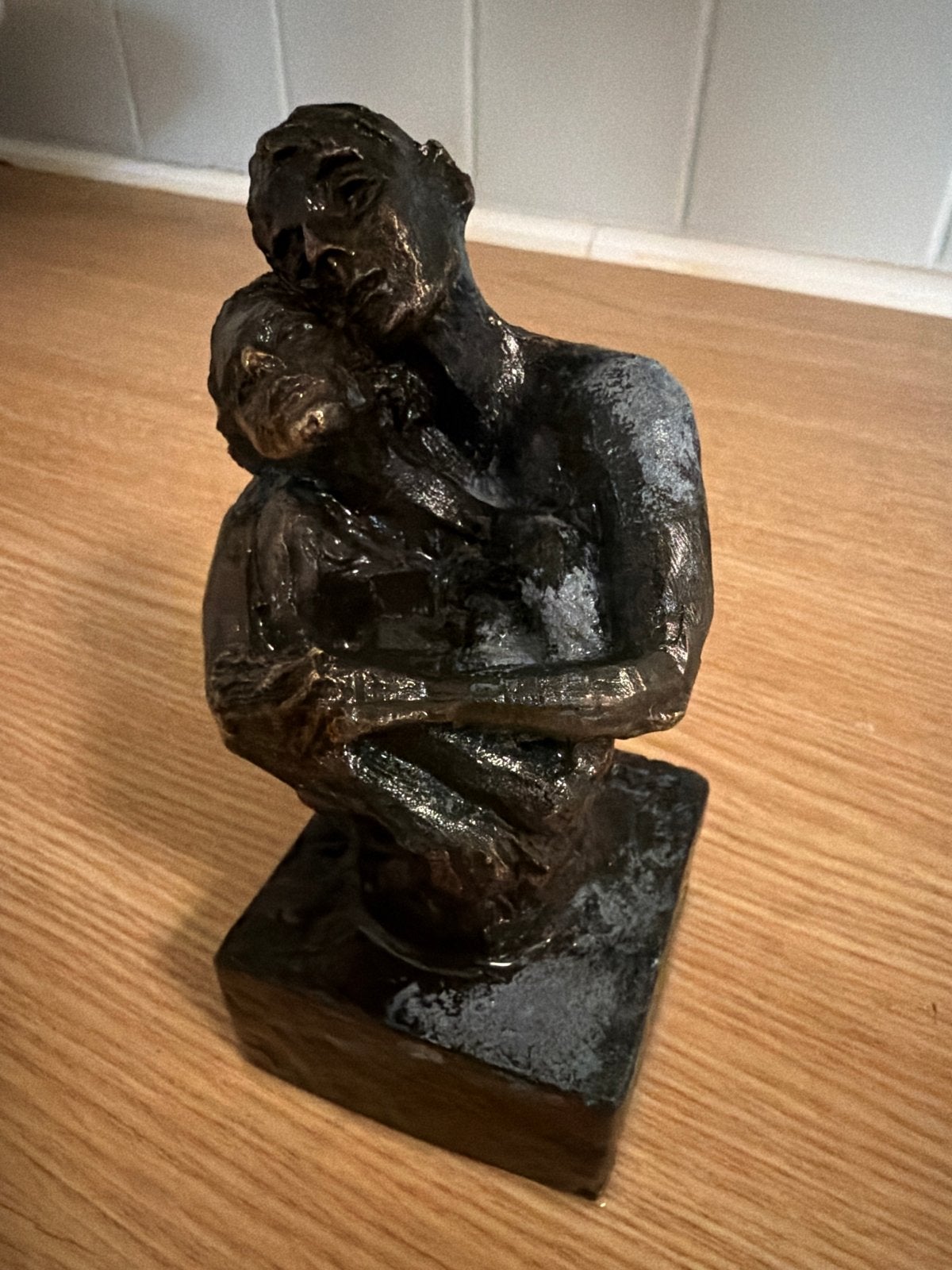 Bronzen beeld Omarming Astrid Veldhuyzen, Groep mensen, Minder dan 20 cm, Ophalen of Verzenden, Brons