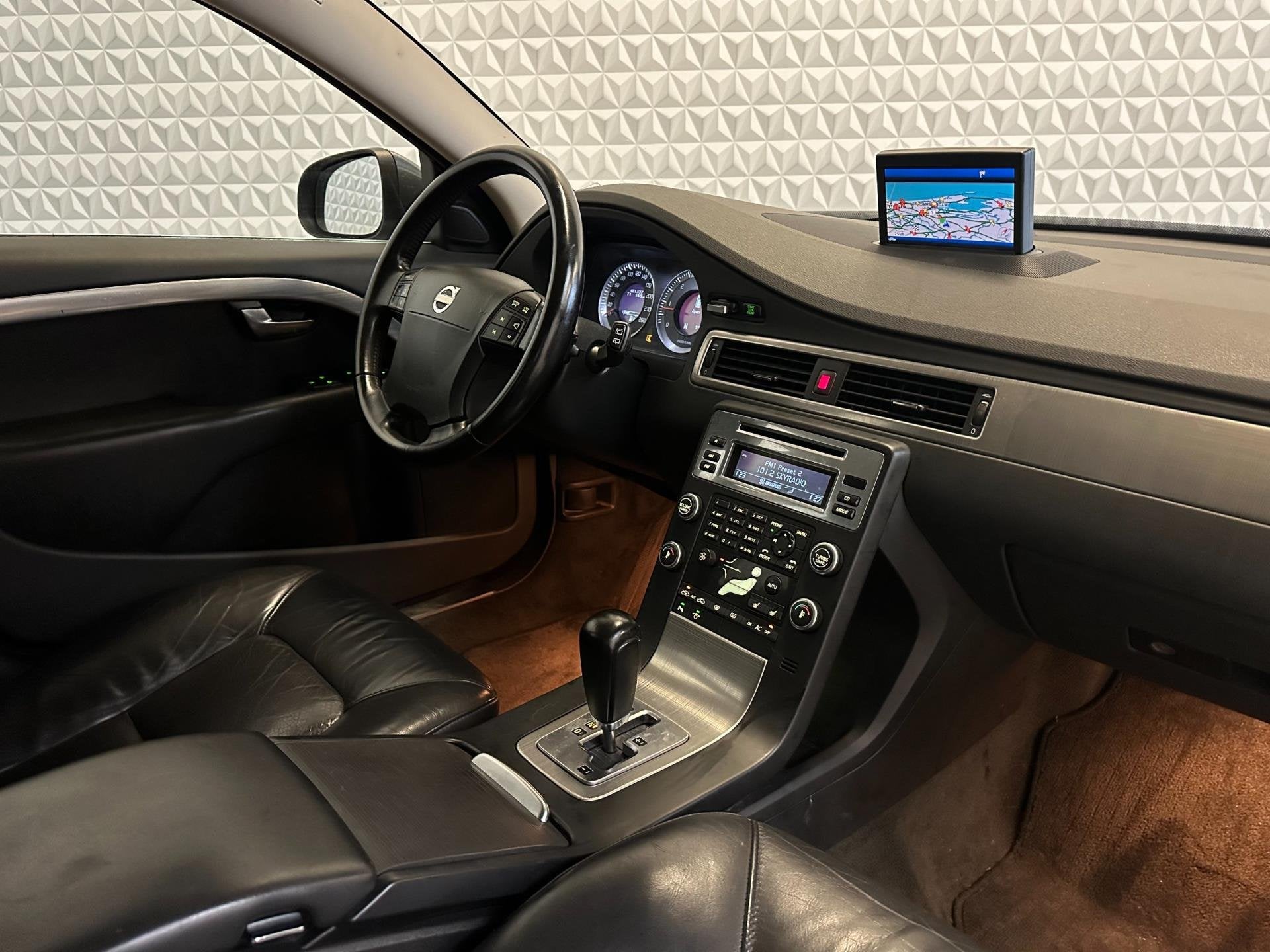 Volvo V70 2.4 D5 Summum Navi Leer Xenon PDC Stoelverwarming, Gebruikt, Zwart, 2000 kg, Navigatiesysteem