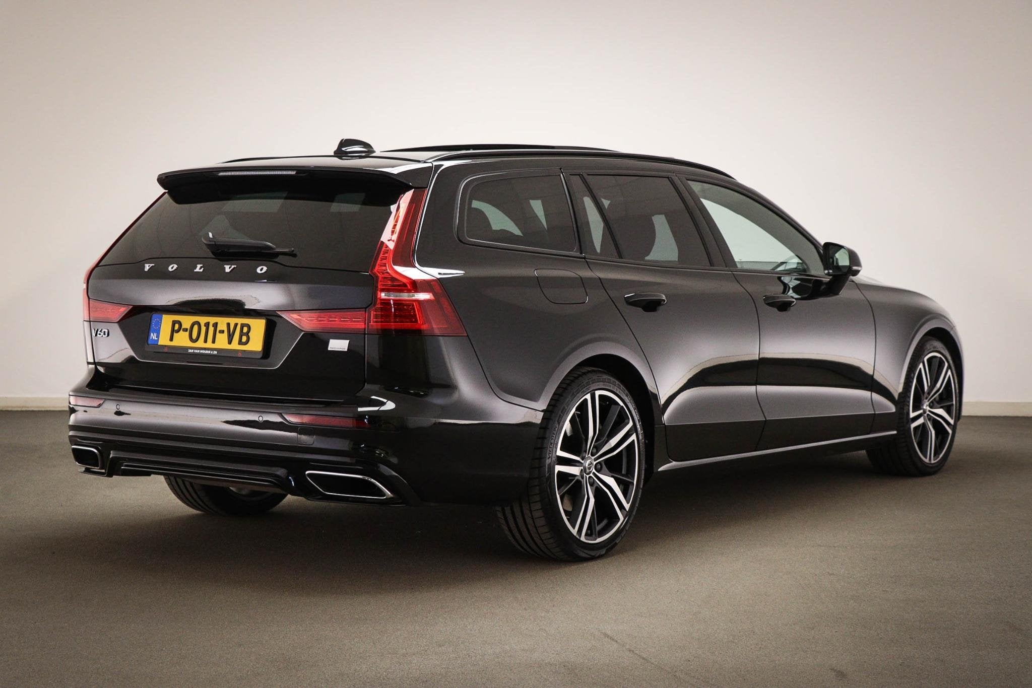 Volvo V60 2.0 T8 Recharge AWD R-Design | LOUNGE / CLIMATE PR, Auto's, Gebruikt, Euro 6, 4 cilinders, Leder en Stof