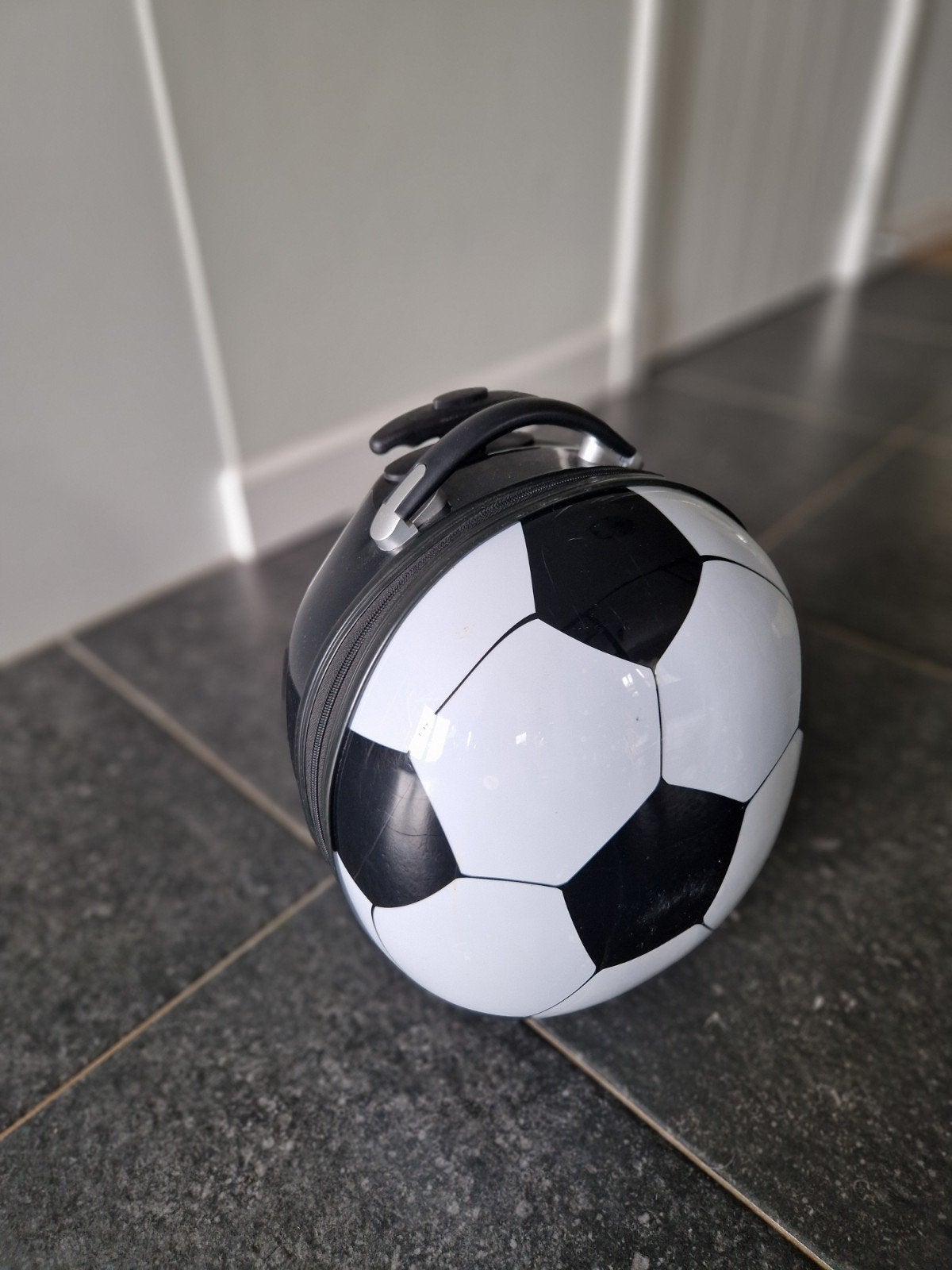 Vrolijke Kinder Trolley Voetbal Design - 20L Handbagage, Ophalen, Wieltjes, 50 tot 60 cm, Hard kunststof