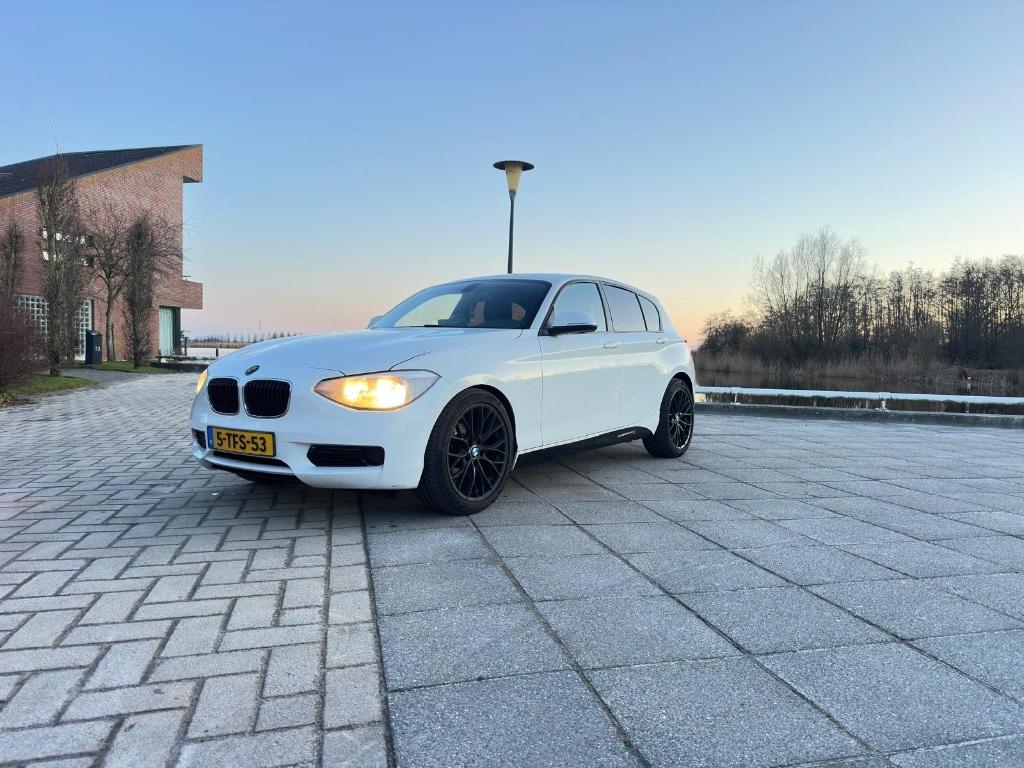 BMW 1-Serie 116I 100KW 5DR 2013 Wit, Auto's, BMW, 1-Serie, 4 cilinders, Wit, 1200 kg