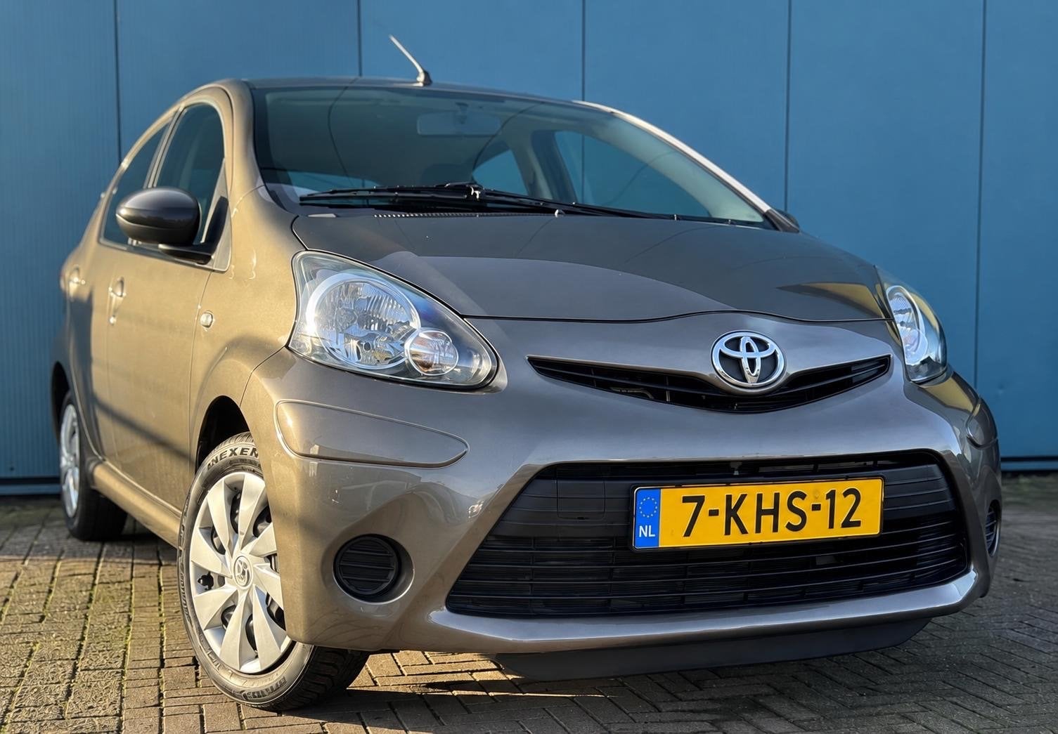 Toyota Aygo 1.0 12V Vvt-i 5DRS 2013 Bruin, Voorwielaandrijving, Stof, Zwart, Bruin