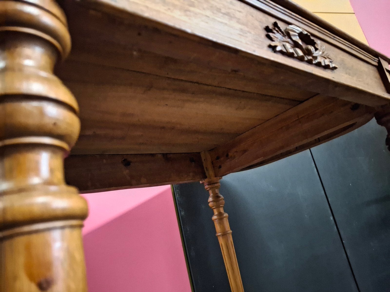 Klassieke Oude Kleine Tafel met mooi Houtsnijwerk, Ophalen, Gebruikt, 50 tot 100 cm, Rechthoekig