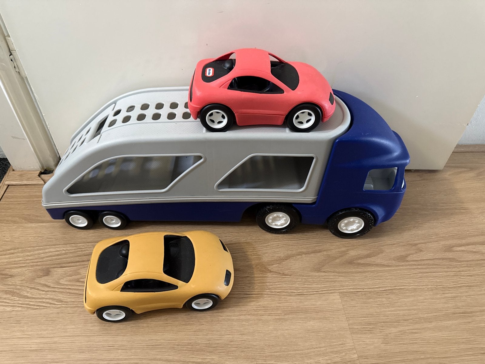 Little Tikes Autotransporter met 2 speelgoedauto's, Kinderen en Baby's, Speelgoed | Speelgoedvoertuigen, Ophalen, Gebruikt