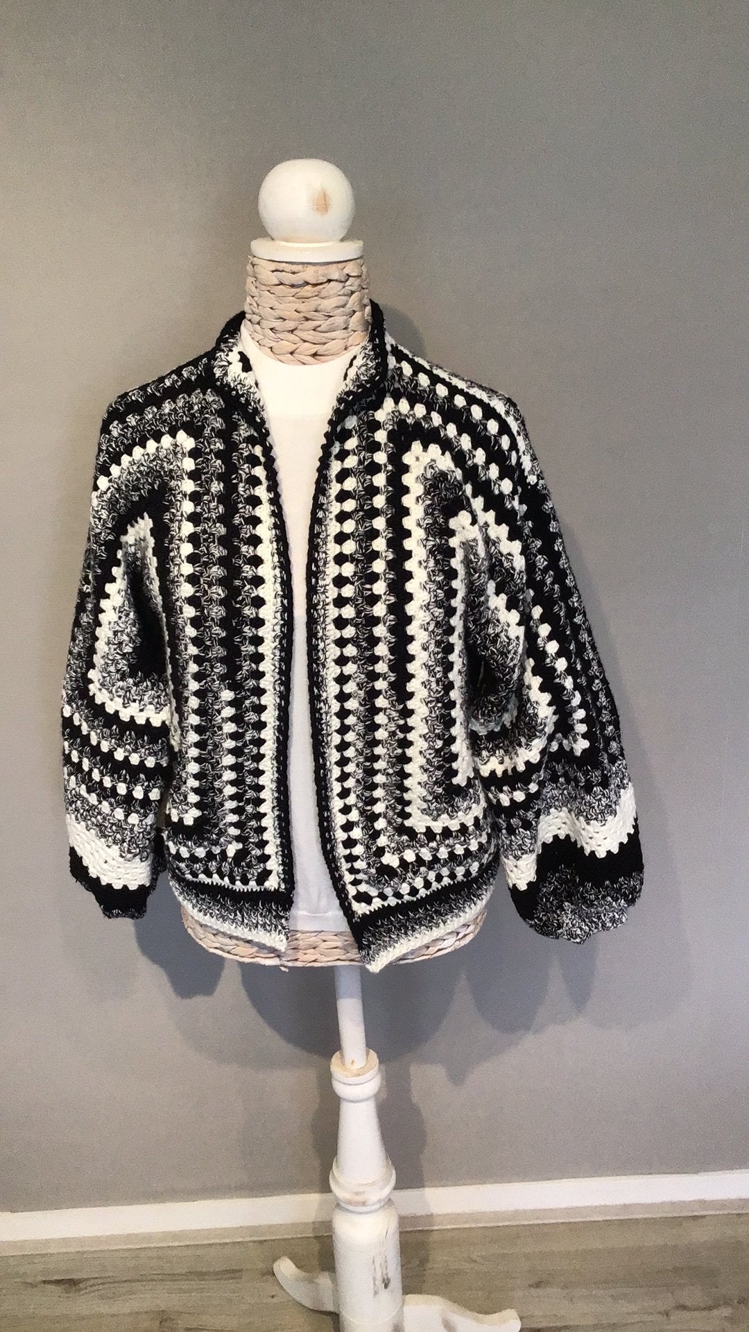 Gehaakt hexagon vest nieuw maat 38/40 zwart wit, Kleding | Dames, Truien en Vesten, Ophalen of Verzenden, Nieuw, Maat 38/40 (M)