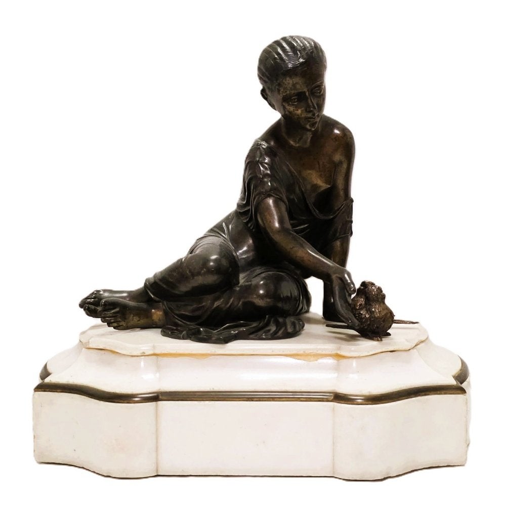 Bronzen van dame met vogels op marmeren sokkel., Ophalen of Verzenden, Brons, 20 - 50 cm, Scène