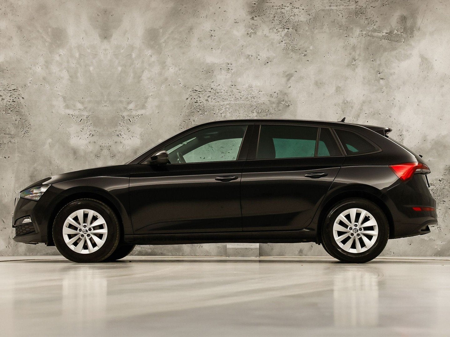 Skoda Scala 1.0 TSI Sport Automaat (KUIPSTOELEN, VIRTUAL COC, Auto's, Scala, Gebruikt, Origineel Nederlands, 3 cilinders