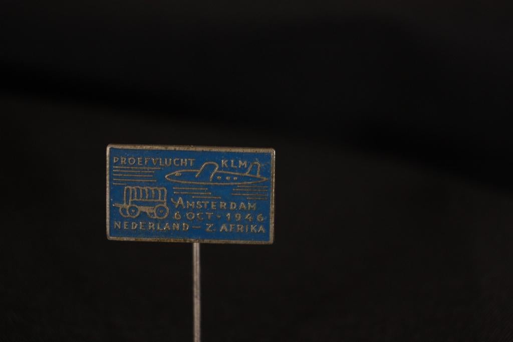 Pin proefvlucht KLM 6 oct. 1946 Nederland - Z. Afrika, Verzamelen, Speldjes, Pins en Buttons, Ophalen of Verzenden, Gebruikt, Overige onderwerpen