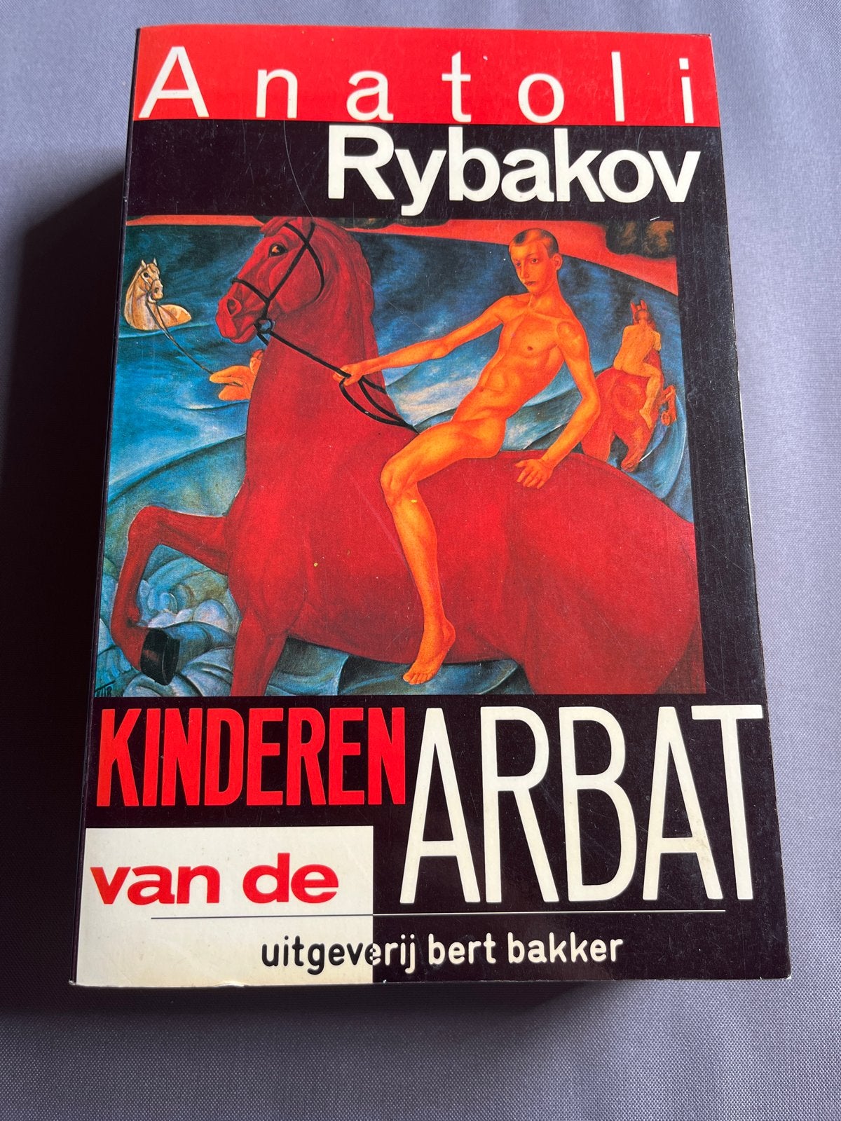 Kinderen van de Arbat - Anatoli Rybakov (Bert Bakker), Boeken, Ophalen of Verzenden, Gelezen, Wereld overig