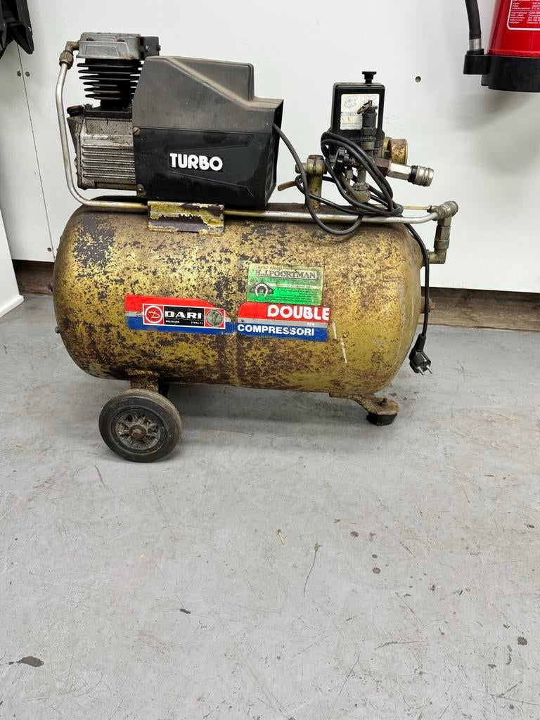 Goedwerkende compressor 220V - Dari Double Compressori, 6 tot 10 bar, Ophalen of Verzenden, Zo goed als nieuw, 25 tot 100 liter