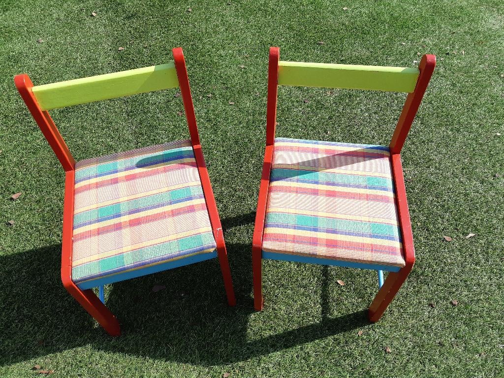 2 Peuter/Kleuter stoeltjes in gezellige kleurtjes.(5/8 euro), Kinderen en Baby's, Kinderkamer | Tafels en Stoelen, Ophalen, Gebruikt