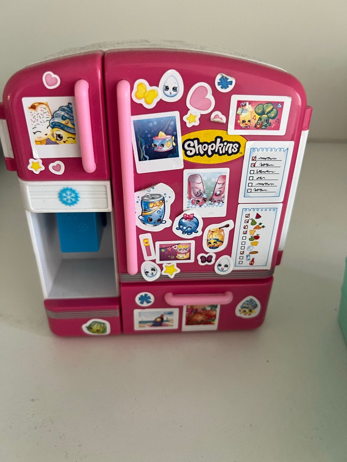 Shopkins koelkast met veel Shopkins en tasjes, Ophalen of Verzenden, Gebruikt, Meisje