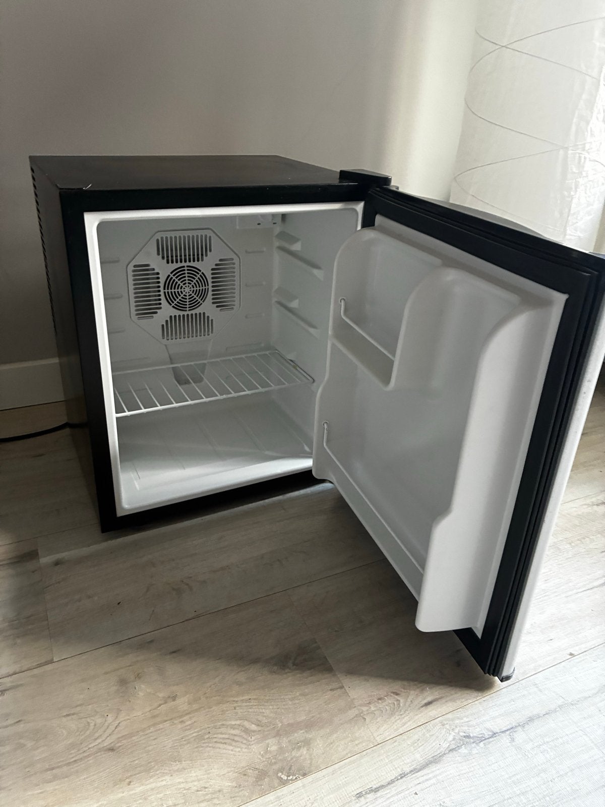 Candor mini koelkast - Ideaal voor kleine ruimtes, Witgoed en Apparatuur, Ophalen, Minder dan 85 cm, Minder dan 75 liter, 45 tot 60 cm