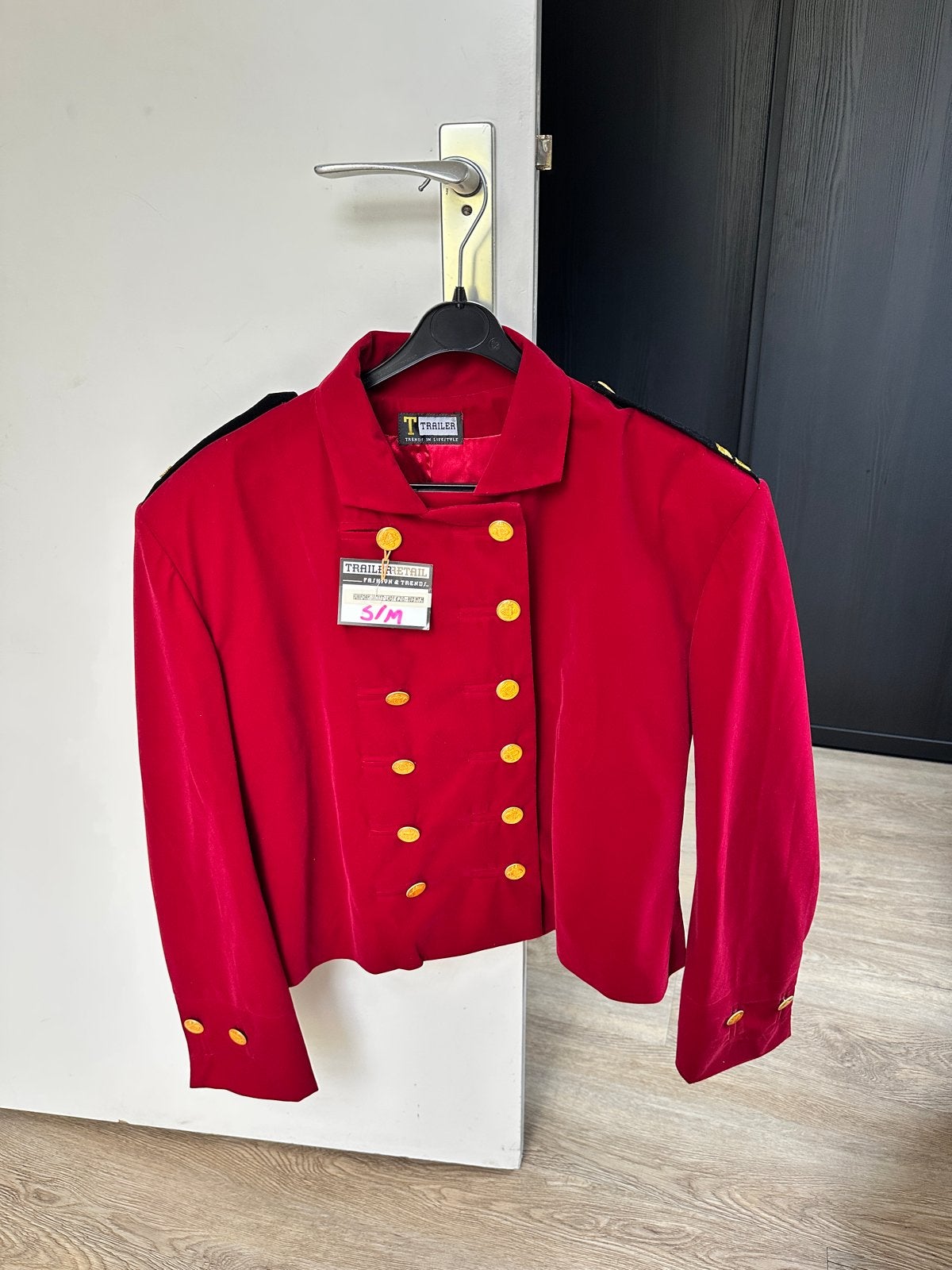 Thriller Rood Fluweel Jasje met Gouden Knopen, Verzenden, Nieuw, Overige thema's, Kleding