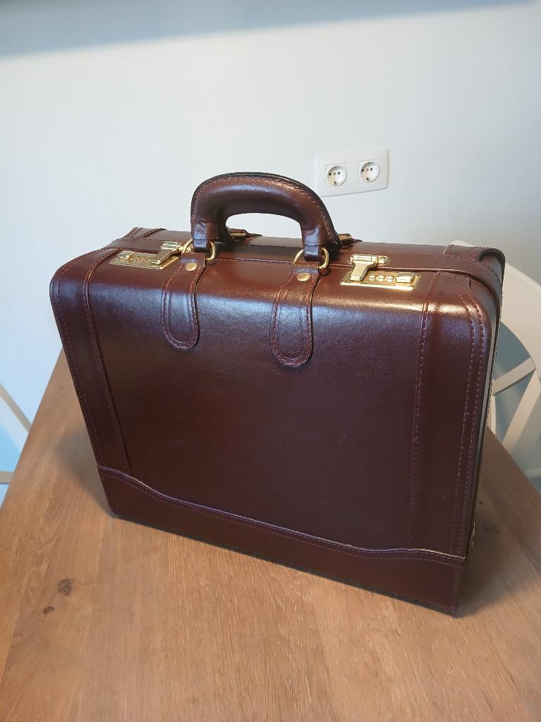 Leren reis- /attaché koffer NIEUW, Sieraden, Tassen en Uiterlijk, Koffers, Ophalen of Verzenden, Nieuw, Slot, Minder dan 50 cm