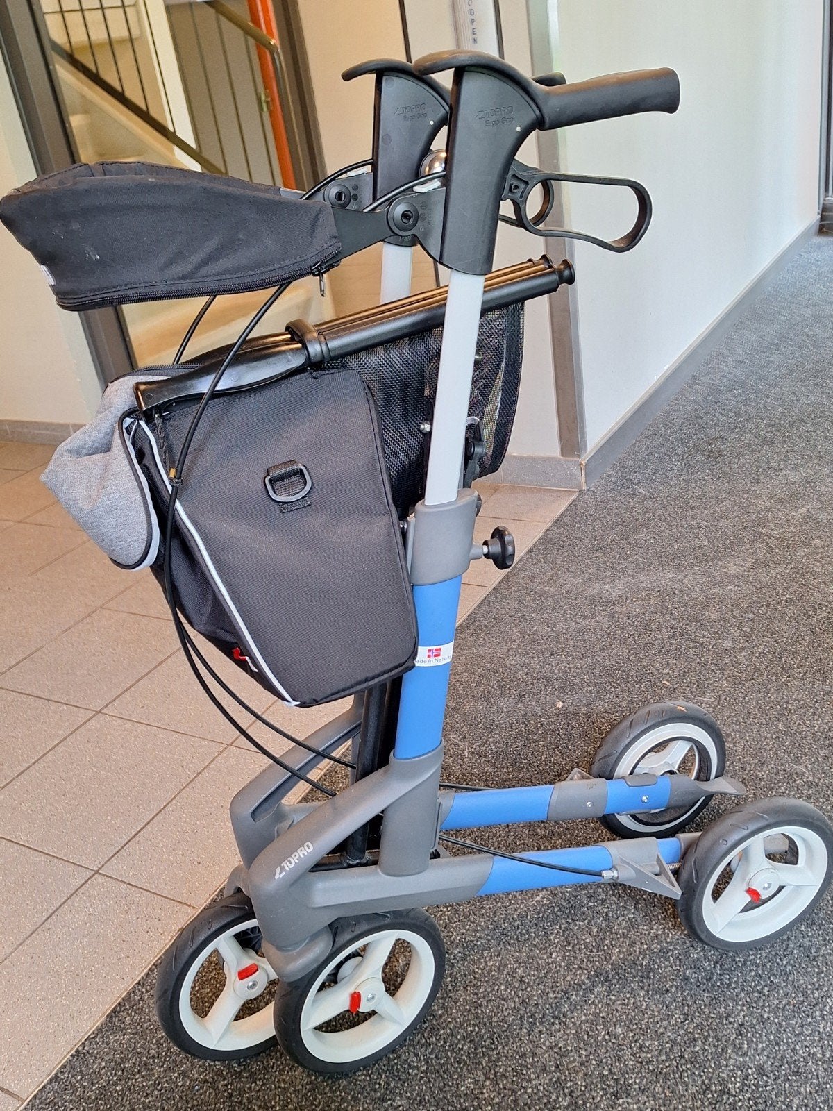 Foto 16 van Rollator lichtgewicht aluminium lees beschrijving nieuwstaat