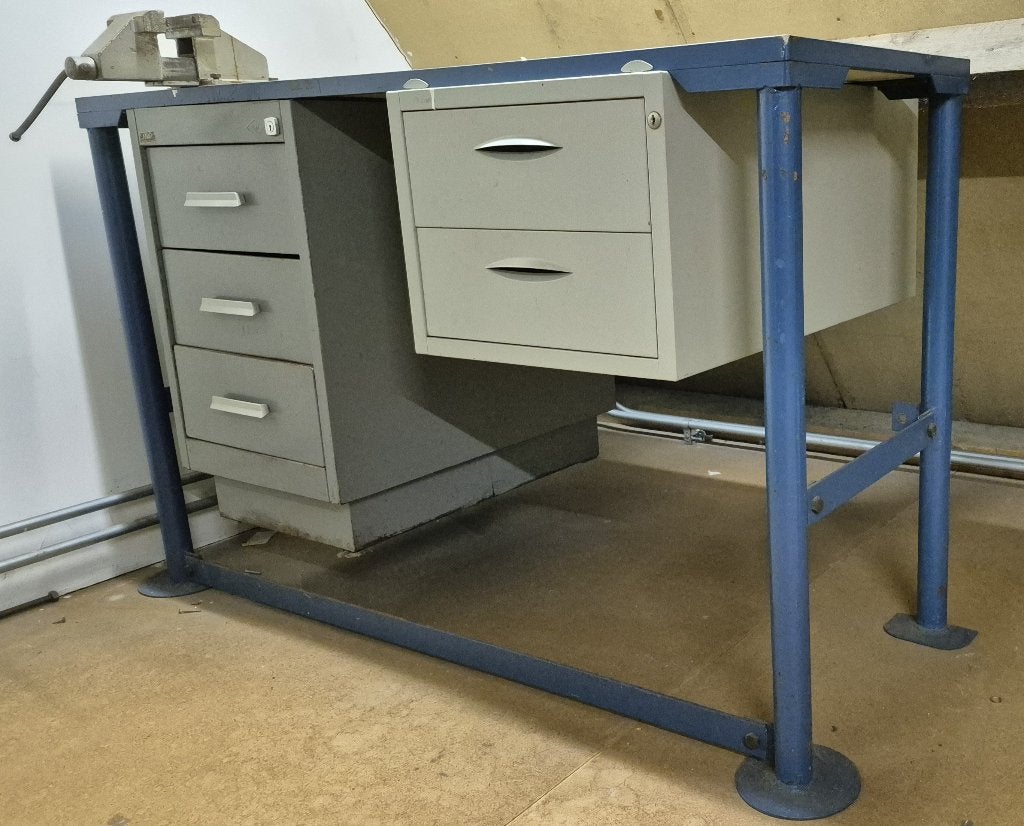 Stevige werkbank met bankschroef, Doe-het-zelf en Verbouw, Ophalen, Gebruikt, 120 tot 170 cm, Bankschroef