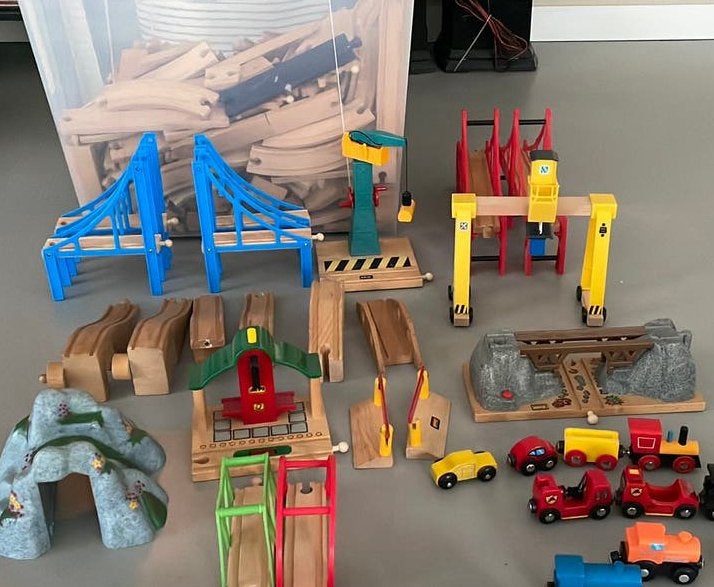Complete houten treinbaanset MET elektrische locomotief, Ophalen, Zo goed als nieuw