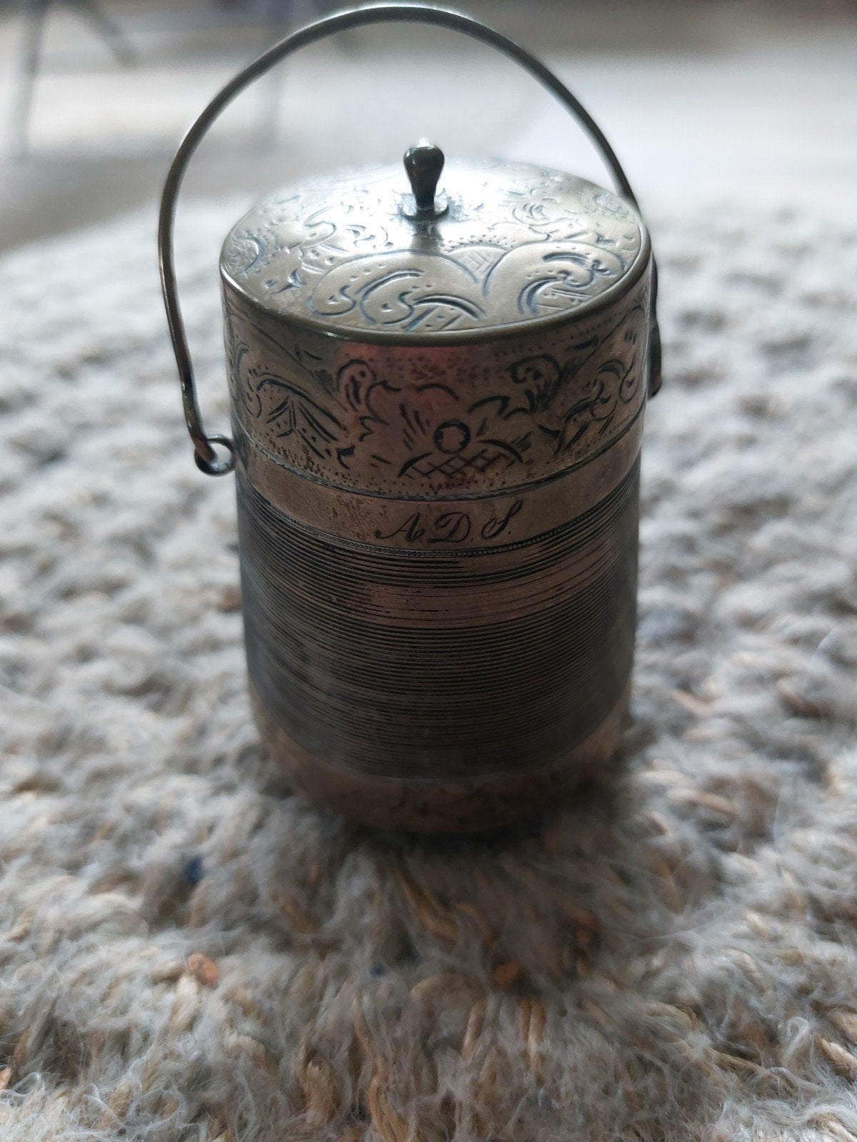 Antieke zilveren bus met handvat en gravures, Ophalen, Zilver