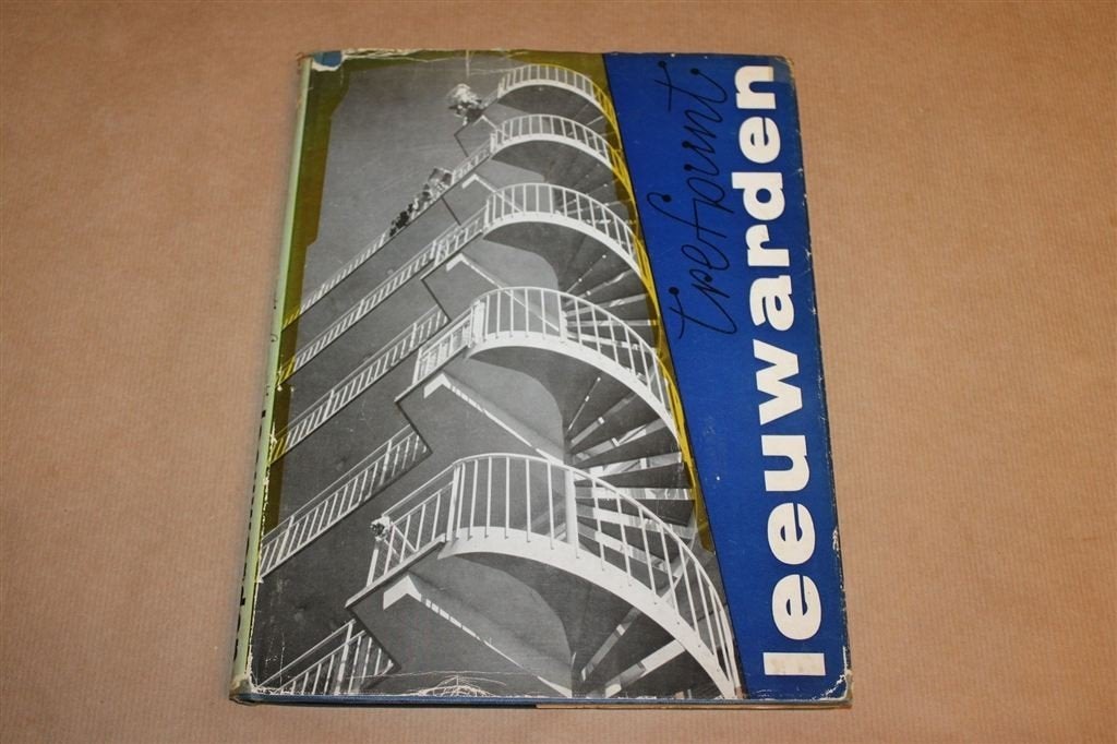 Trefpunt Leeuwarden — Vintage Fotoboek van de Stad 1960, Ophalen of Verzenden, Gelezen