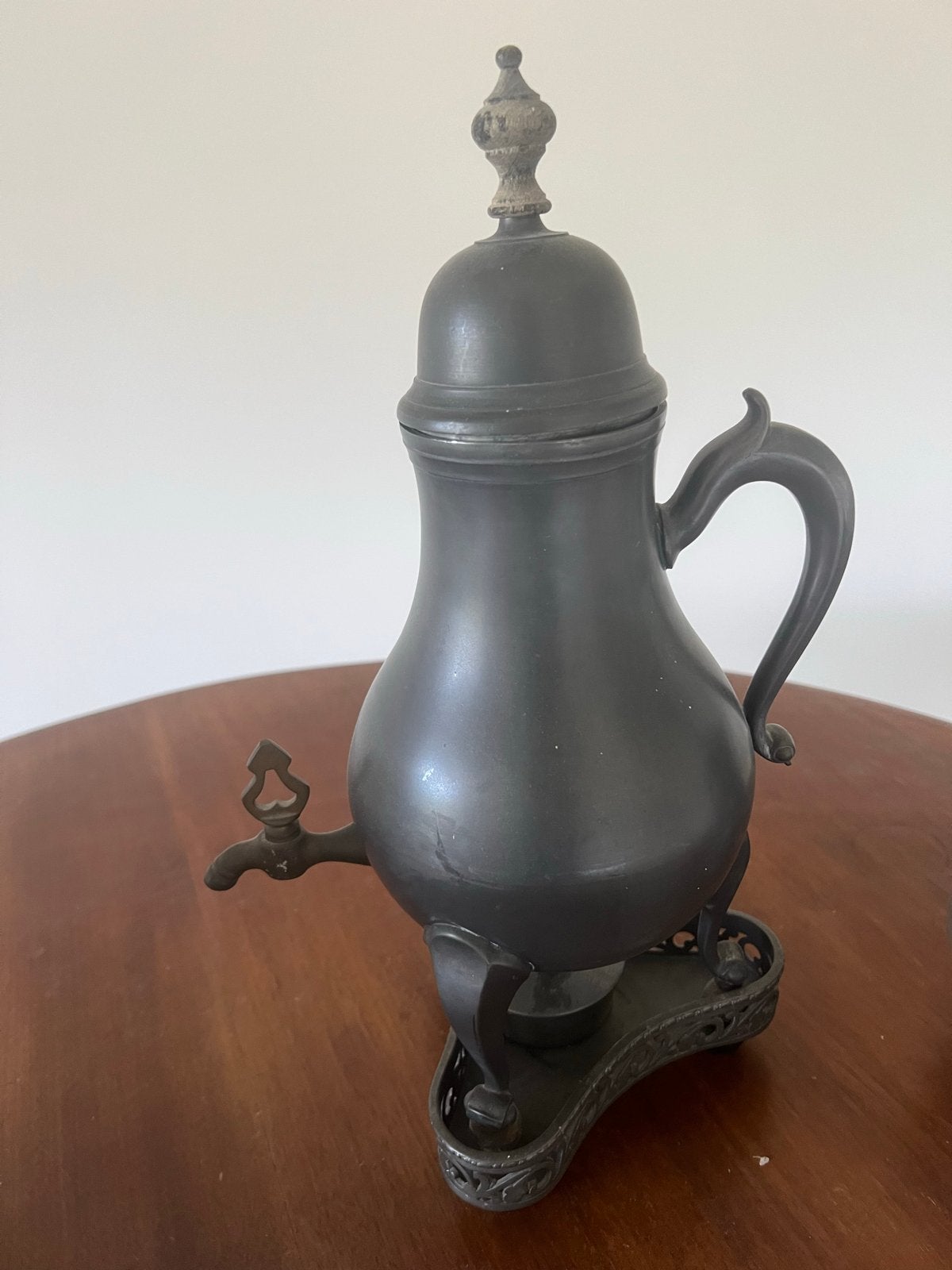 Antieke tinnen theeketel met kraan, Ophalen