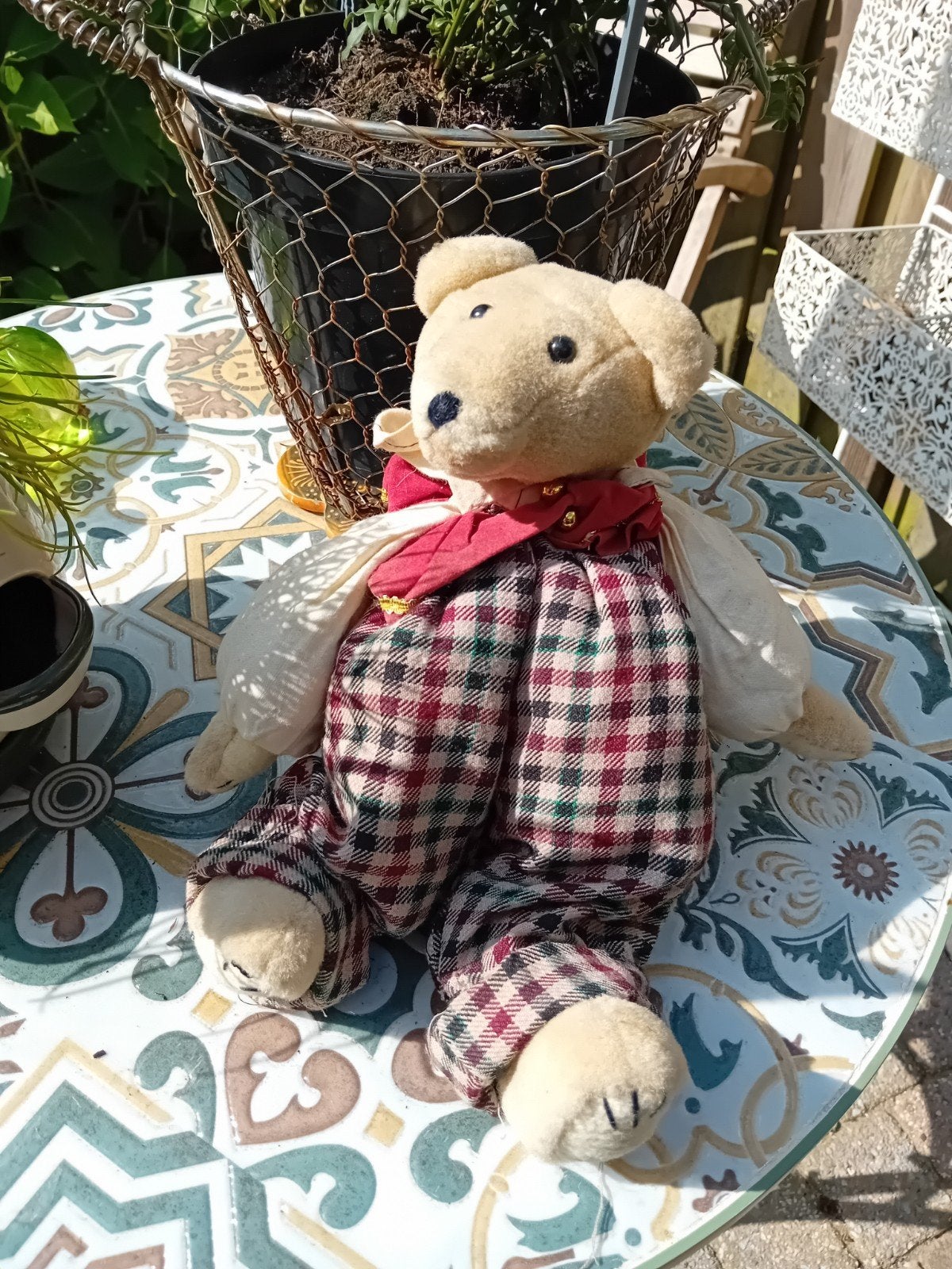Vintage Opwindbeertje met geluid en geruite kleding, Verzamelen, Beren en Cherished Teddies, Gebruikt, Ophalen of Verzenden
