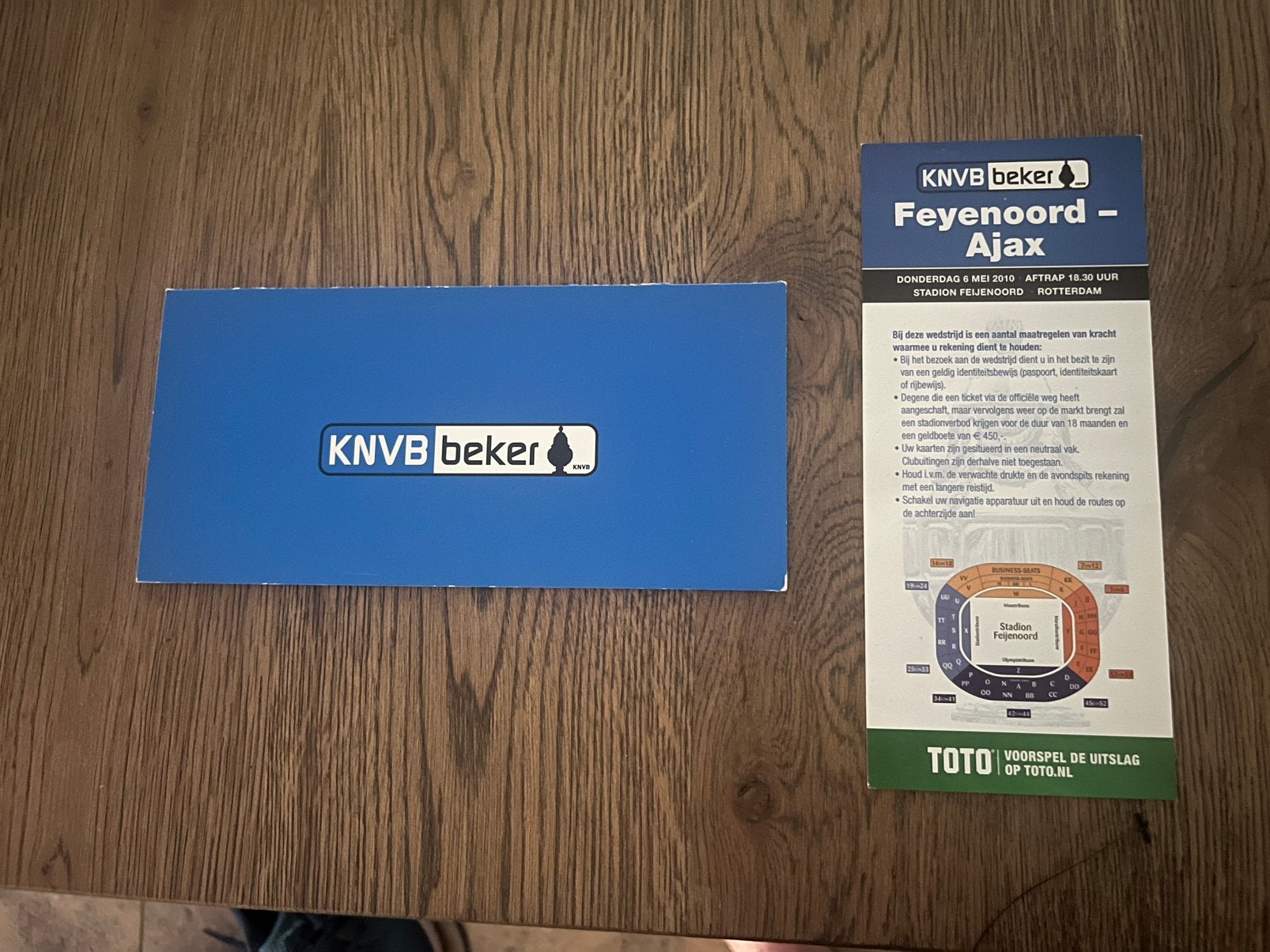 TICKET MAPJE EN INFO FOLDER FEYENOORD-AJAX BEKERFINALE 2010, Ophalen of Verzenden, Zo goed als nieuw, Ajax, Overige typen