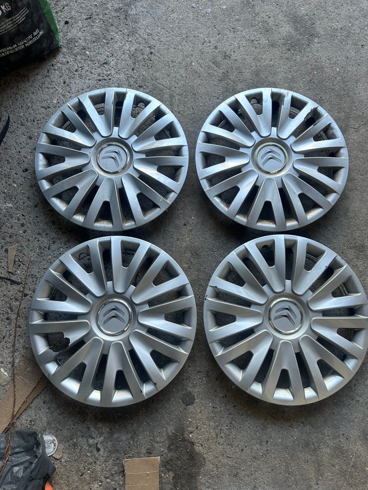Wieldoppen voor Peugeot 107 of Citroën c1, Auto diversen, Wieldoppen, Ophalen of Verzenden, Zo goed als nieuw