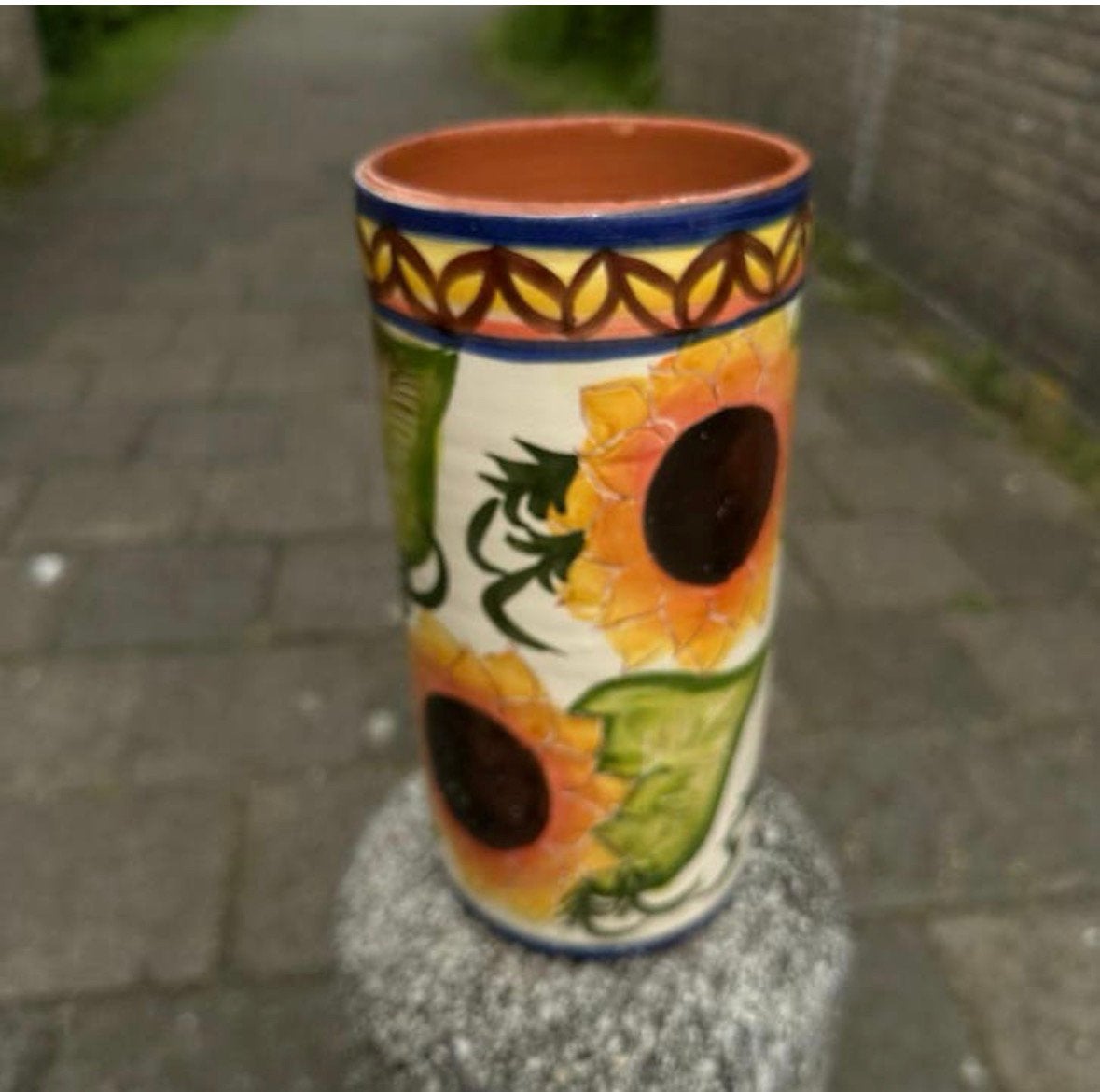 Handgeschilderde terracotta vaas met zonnebloemen, Antiek en Kunst, Ophalen of Verzenden