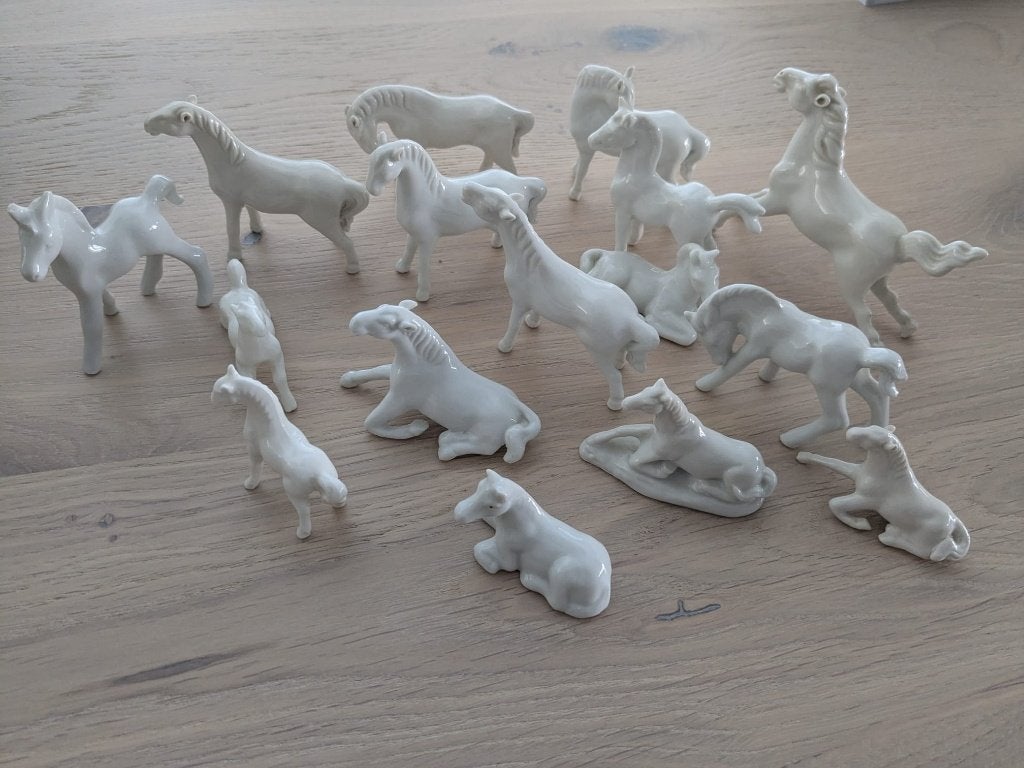 Set witte porseleinen paardjes, Ophalen