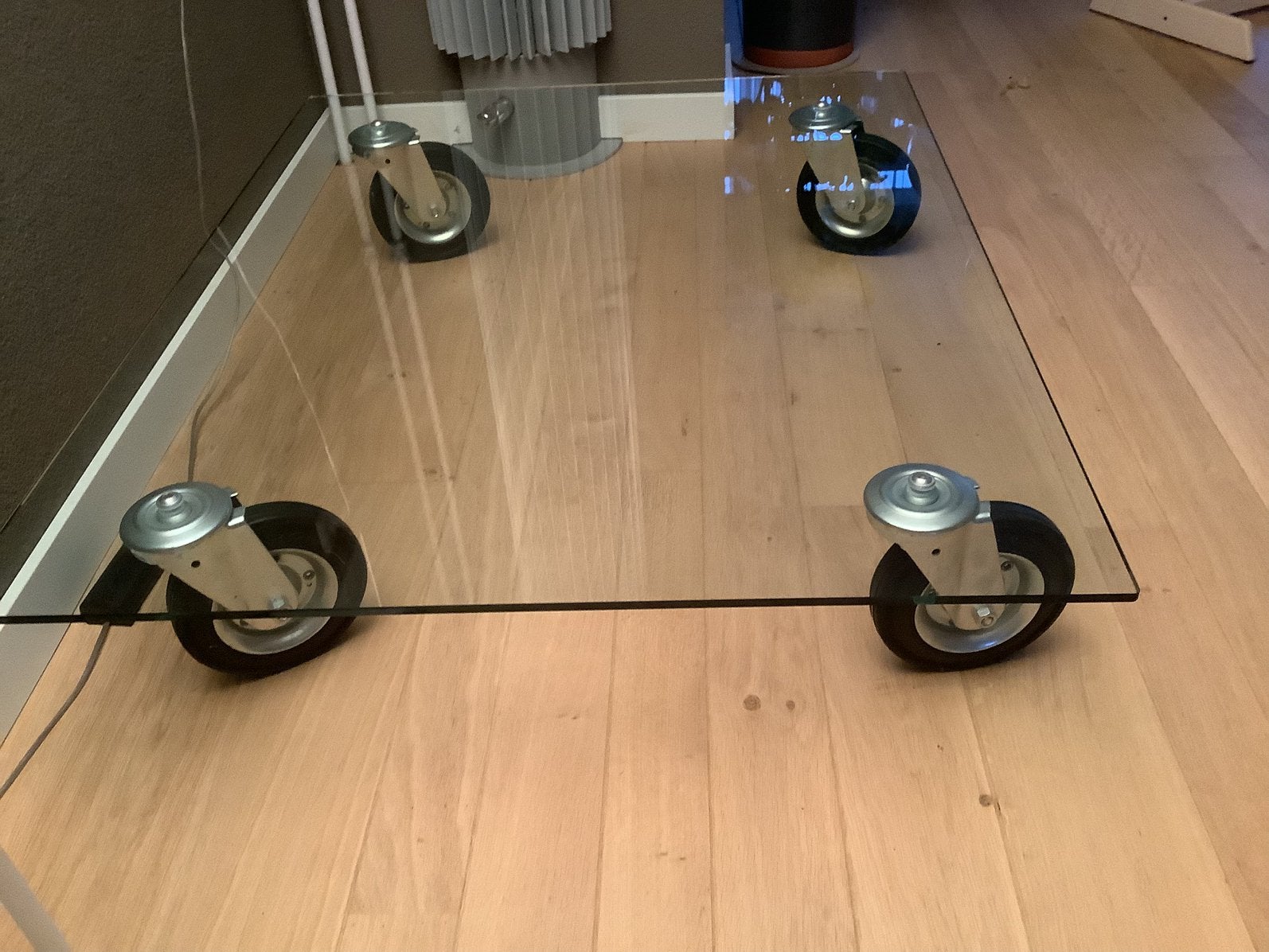 Glazen tafel op wielen, Huis en Inrichting, Tafels | Salontafels, Ophalen, Gebruikt, 100 tot 150 cm, 50 tot 100 cm
