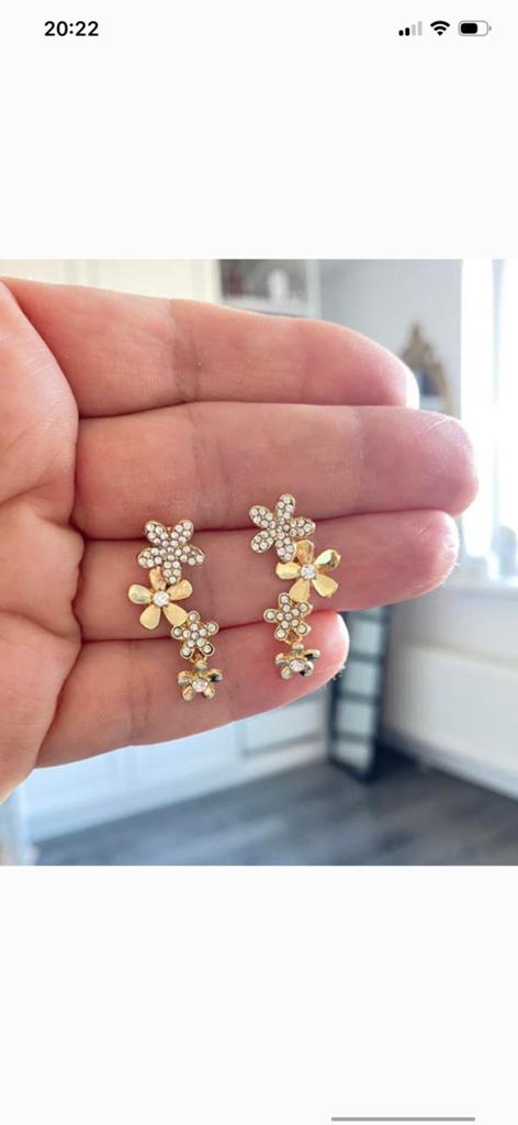 Elegante Goudkleurige Bloem Oorbellen met Strass, Overige materialen, Hangers, Verzenden, Zo goed als nieuw