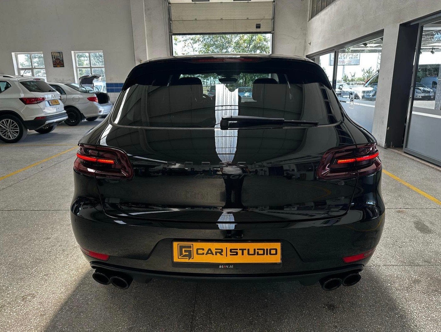 Foto 3 van Porsche Macan GTS 3.0 PANO 361PK • Luchtvering • SportChrono