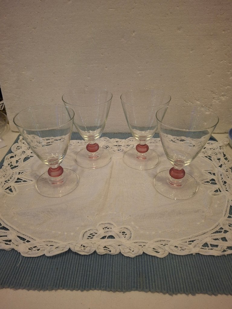 4 tulpvormige wijnglazen met roze/ rode bol in de steel, Antiek en Kunst, Ophalen of Verzenden