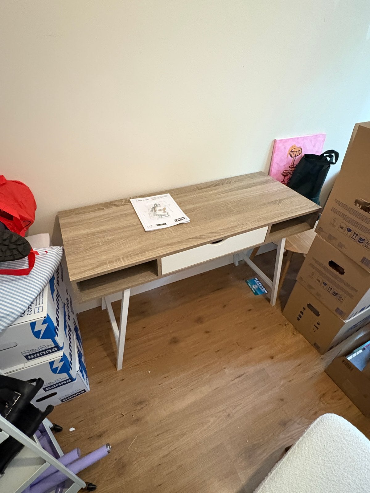 Jysk Bureau Abbetved - 3 jaar oud, goede staat, Huis en Inrichting, Ophalen, Gebruikt, Scandinavisch, Spaanplaat of MDF