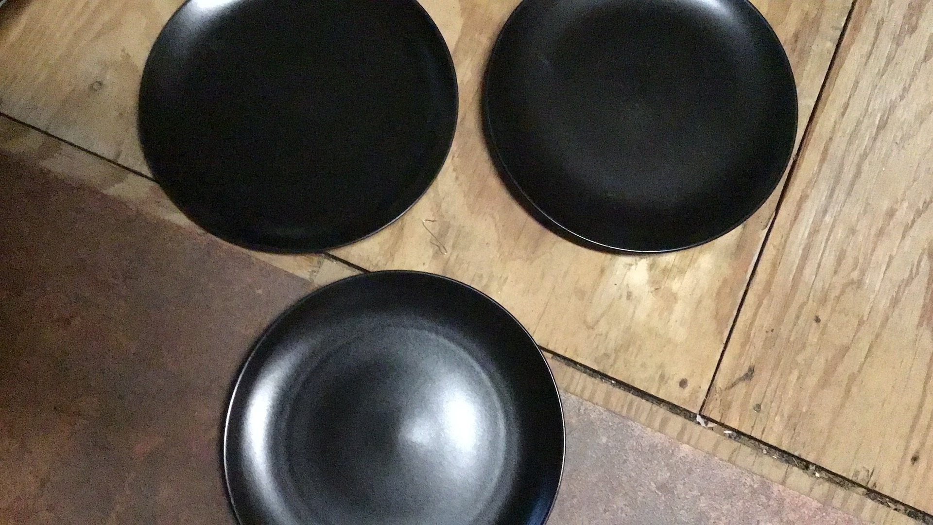 3 ronde zwarte borden, Huis en Inrichting, Keuken | Servies, Ophalen, Zo goed als nieuw, Overige stijlen, Bord(en)