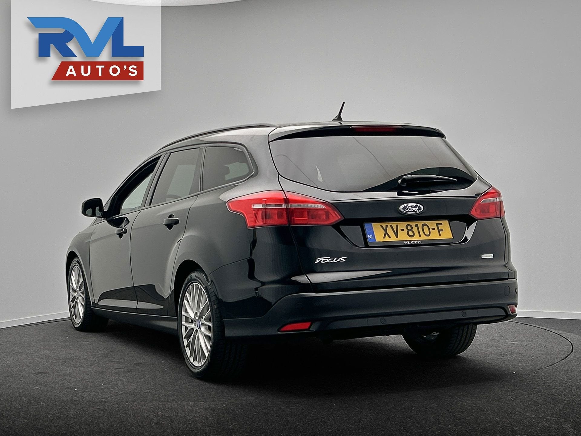 Ford Focus Wagon 1.0 Titanium Automaat | Trekhaak | Stoel/St, Gebruikt, Parkeerassistent, Zwart, 1245 kg
