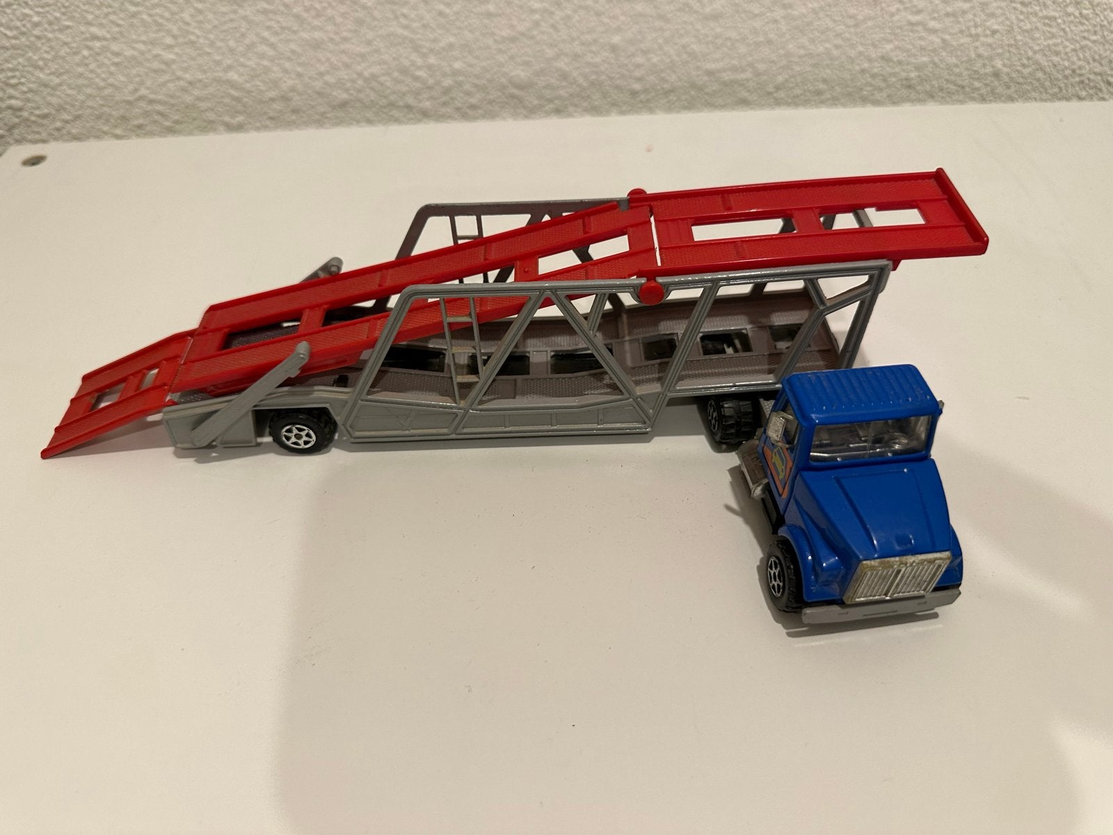 Majorette Vintage Jaren '80 Blauw Rode Auto Transporter, Hobby en Vrije tijd, Modelauto's | 1:50, Ophalen of Verzenden, Gebruikt