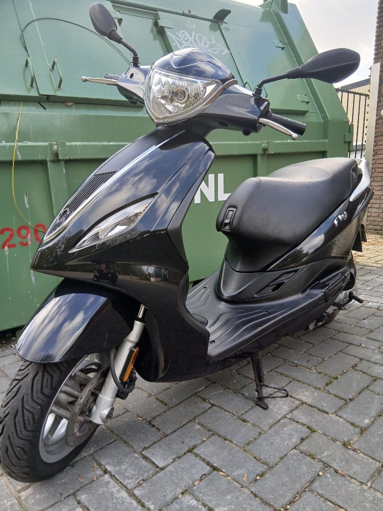 Piaggio fly 2t 4T brom scooter piaggio zip fly vespa agm, Piaggio, Maximaal 45 km/u, Ophalen of Verzenden, Zo goed als nieuw