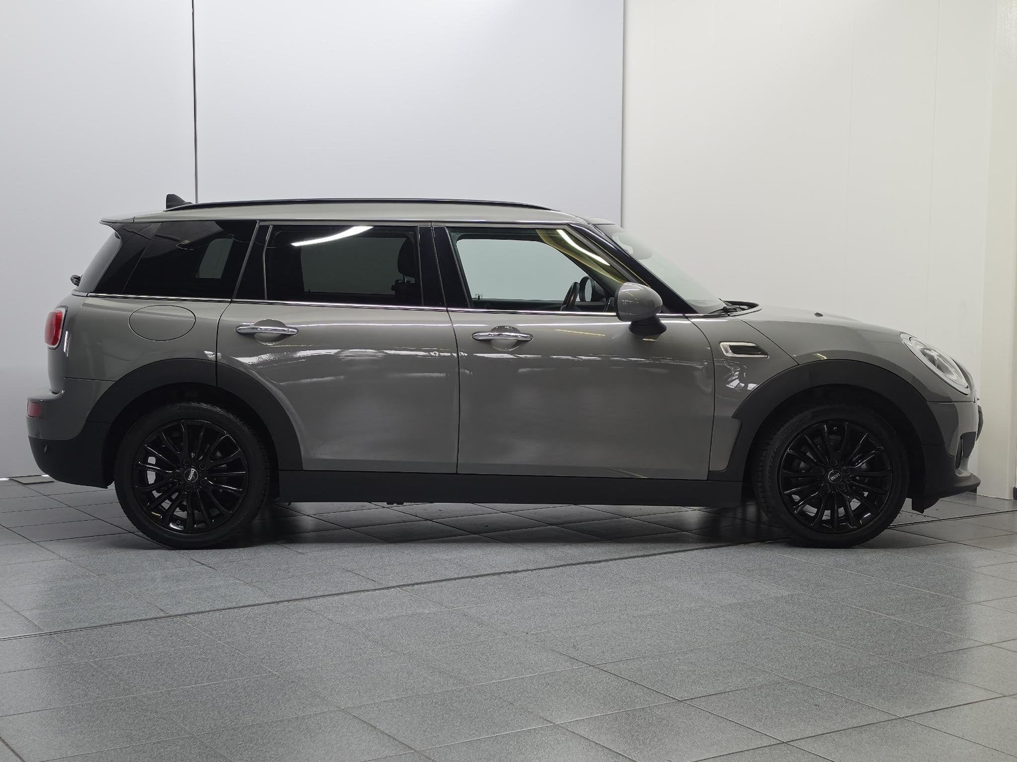 MINI Clubman 1.5 One Chili Serious Business Automaat, Keyles, Auto's, Gebruikt, Leder en Stof, 102 pk, 19 km/l