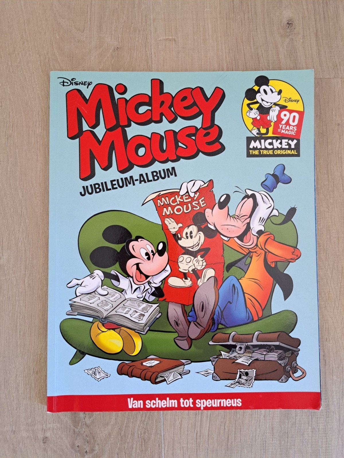Disney Mickey Mouse Jubileum-album -Van schelm tot speurneus, Eén stripboek, Ophalen of Verzenden, Zo goed als nieuw, Disney Mickey Mouse
