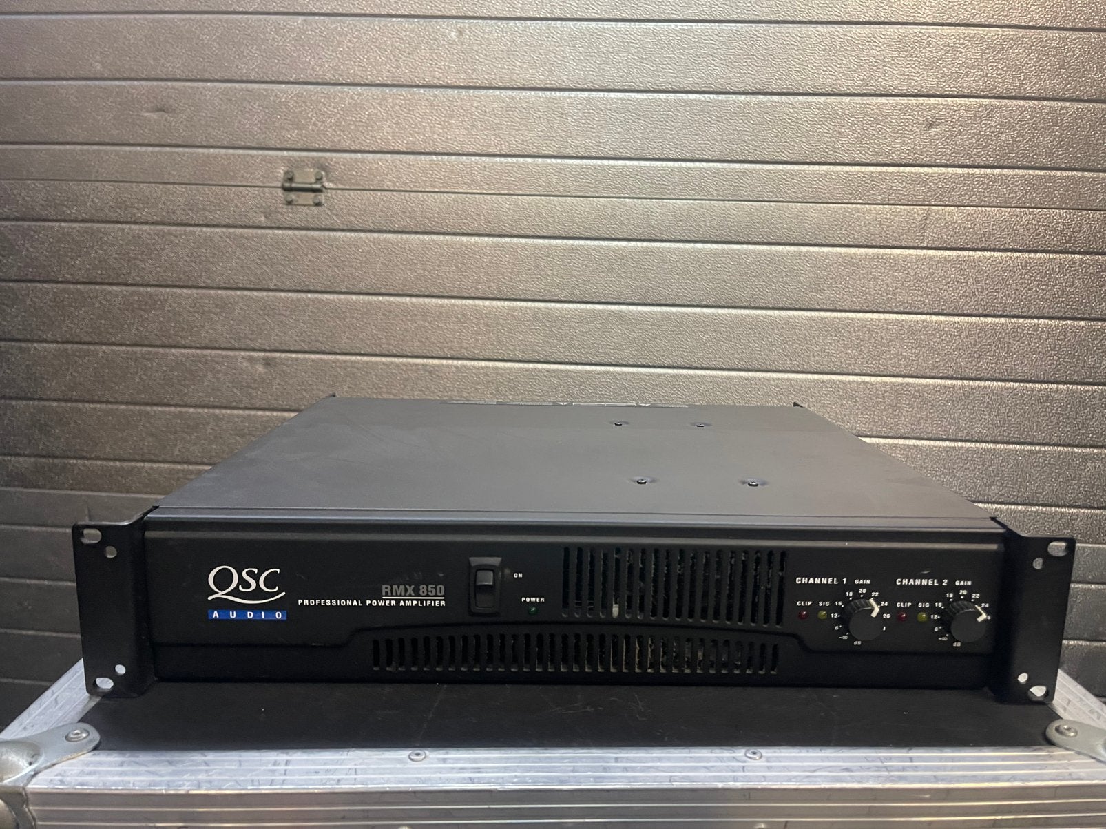 QSC EINDVERSTERKER RMX850 2x300Watt Norm€555,00 nu €225,00, Ophalen, Gebruikt, Audio