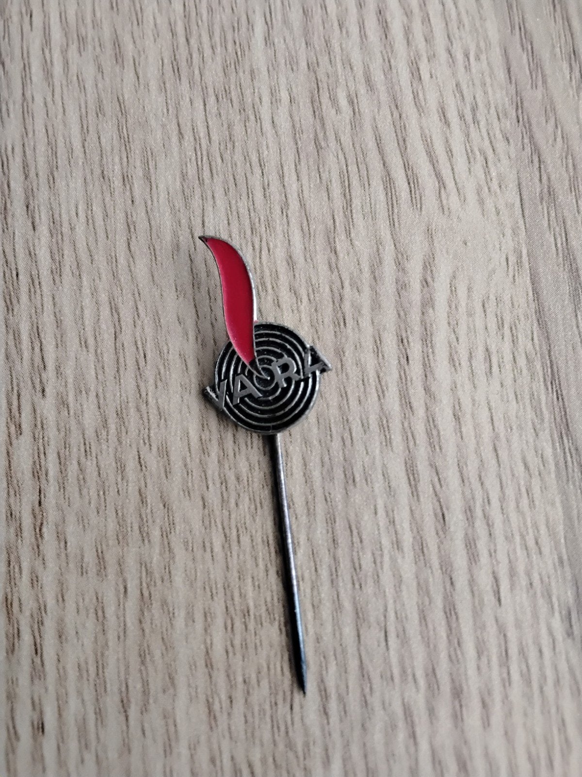 vintage metalen VARA speldje, Ophalen of Verzenden, Gebruikt, Overige onderwerpen